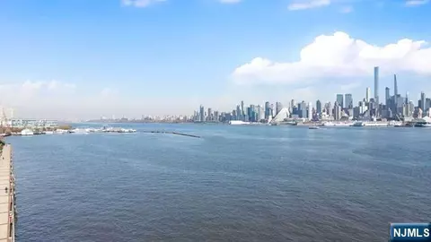 150 Henley Pl, Weehawken, NJ 07086