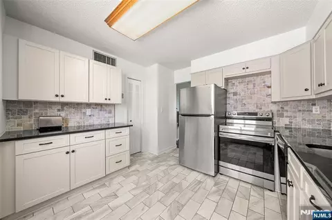 160 Overlook Ave #2C, Hackensack, NJ 07601 photo 4