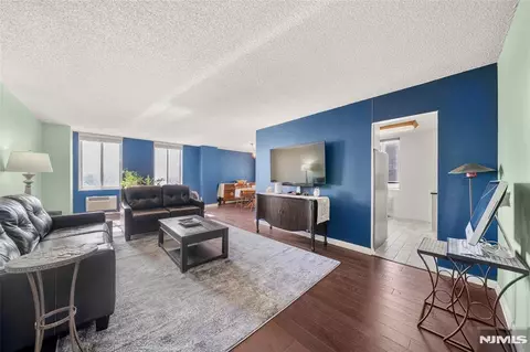 Living - 160 Overlook Ave #2C, Hackensack, NJ 07601 photo 1 of 3