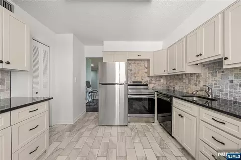 160 Overlook Ave #2C, Hackensack, NJ 07601 photo 3