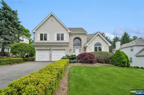 22 Wagon Trl, Mahwah, NJ 07430