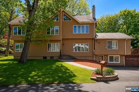17 Hickory Dr, Oakland, NJ 07436