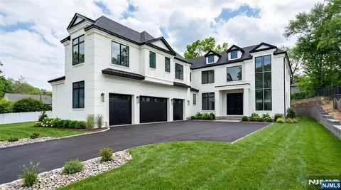 196 Midwood Rd, Paramus, NJ 07652