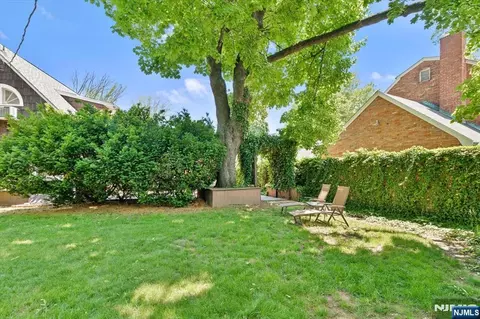 Exterior - 694 Sunset Rd, Teaneck, NJ 07666 photo 8 of 10