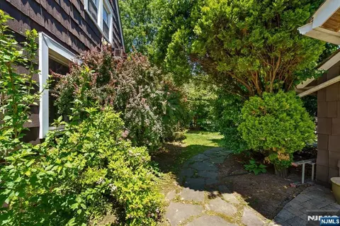 Exterior - 694 Sunset Rd, Teaneck, NJ 07666 photo 6 of 10