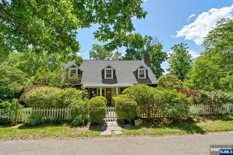 694 Sunset Rd, Teaneck, NJ 07666