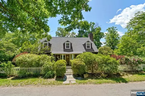 694 Sunset Rd, Teaneck, NJ 07666