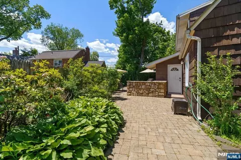 Exterior - 694 Sunset Rd, Teaneck, NJ 07666 photo 5 of 10