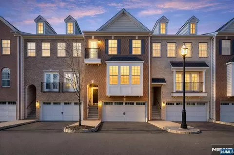 5 Creekside Ct, Secaucus, NJ 07094