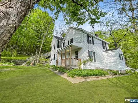 270 Macopin Rd, Bloomingdale, NJ 07403