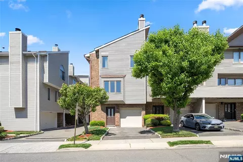 161 Roosevelt Pl, Palisades Park, NJ 07650