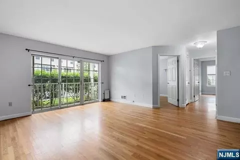400 Crown Ct #581, Edgewater, NJ 07020