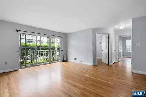 400 Crown Ct #581, Edgewater, NJ 07020
