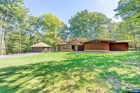5 Carnot Ave, Woodcliff Lake, NJ 07677