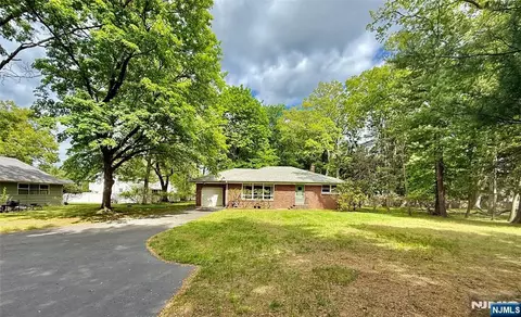 1 Winada Pl, Westwood, NJ 07675