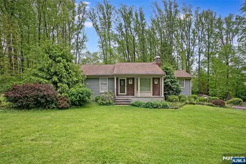 12 Dogwood Dr, Chester, NJ 07930