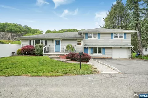 22 Federal Hill Rd, Pompton Lakes, NJ 07442