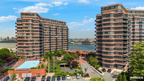 100 Carlyle Dr #10B-SOUTH, Cliffside Park, NJ 07010