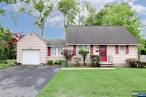 12 Beverly Ln, Waldwick, NJ 07463
