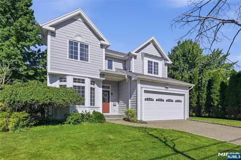 137 6th St, Cresskill, NJ 07626
