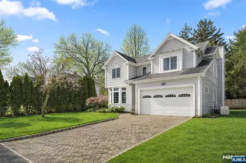 137 6th St, Cresskill, NJ 07626