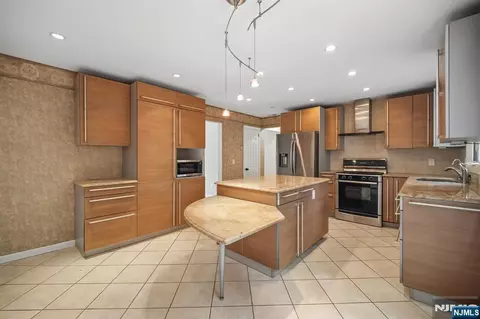 Kitchen - 6 Aster Ct, Paramus, NJ 07652 photo 2 of 3