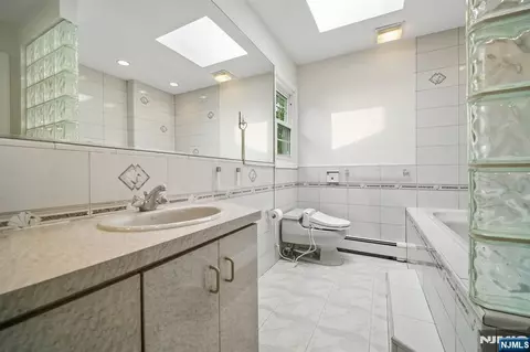 Bath - 6 Aster Ct, Paramus, NJ 07652 photo 3 of 4