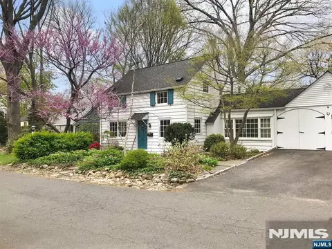 667 Sunset Rd, Teaneck, NJ 07666