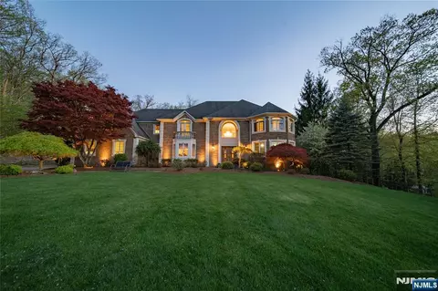 43 Walsh Dr, Mahwah, NJ 07430
