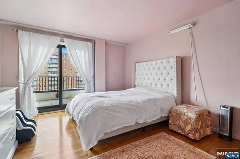 Bedroom - 150 Overlook #PH3, Hackensack, NJ 07601 photo 4 of 6