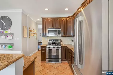 Entry Way - 11 Queens Ln, Wayne, NJ 07470 photo 3 of 4