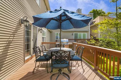 Exterior - 11 Queens Ln, Wayne, NJ 07470 photo 4 of 4