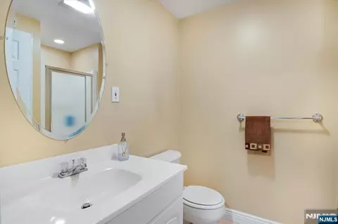 Bath - 11 Queens Ln, Wayne, NJ 07470 photo 4 of 4