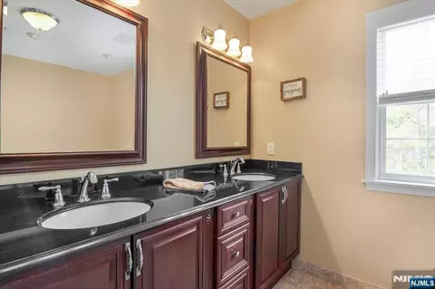 Bath - 11 Queens Ln, Wayne, NJ 07470 photo 2 of 4