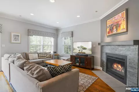 Living - 11 Queens Ln, Wayne, NJ 07470 photo 2 of 3