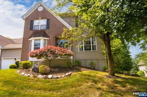 11 Queens Ln, Wayne, NJ 07470