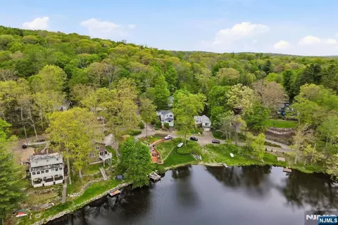 48 Goldfinch Ln, Hewitt, NJ 07421
