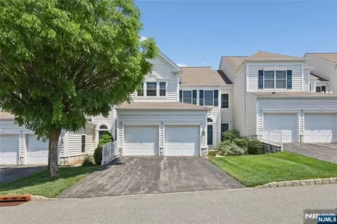 8 Yorktown Ln #704, Totowa, NJ 07512