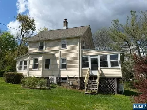 10 Bellows Ln, Towaco, NJ 07082