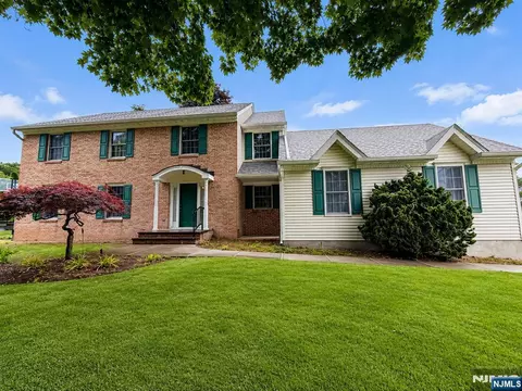 2 Rogers Ct, Midland Park, NJ 07432