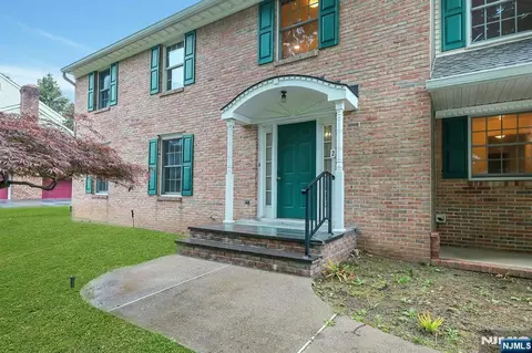 2 Rogers Ct, Midland Park, NJ 07432