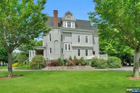 141 W End Ave, Ridgewood, NJ 07450