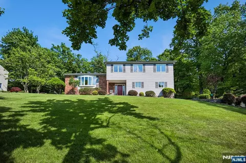 17 Stonewall Dr, Livingston, NJ 07039
