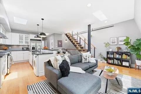 247 2nd St #3, Jersey City, NJ 07302