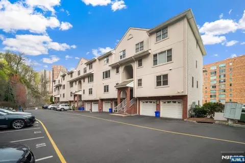 9 Legend Hills Dr, Edgewater, NJ 07020