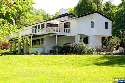 165 Hoover Dr, Cresskill, NJ 07626