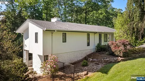165 Hoover Dr, Cresskill, NJ 07626