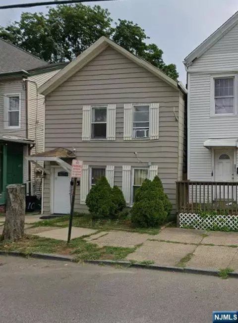8 Kossuth St, Haledon, NJ 07508