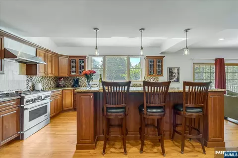 Kitchen - 254 Hoppers Ln, Paramus, NJ 07652 photo 2 of 5