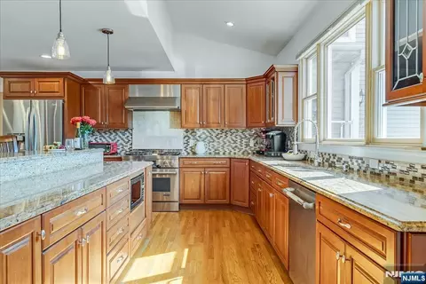 Kitchen - 254 Hoppers Ln, Paramus, NJ 07652 photo 4 of 5